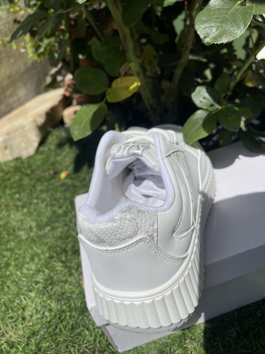Tenis branco novo