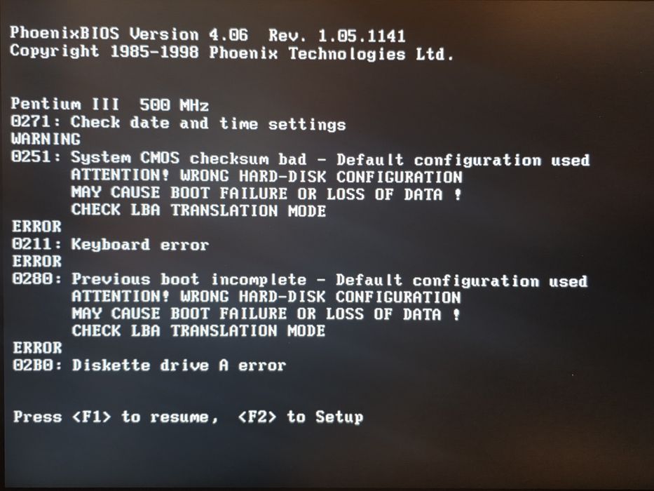 Retro stare komputery Slot1 pod Windows 98 + różne karty i akcesoria
