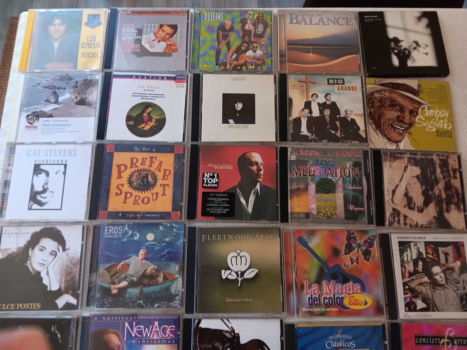 Lote de 160 cd's de música variada.