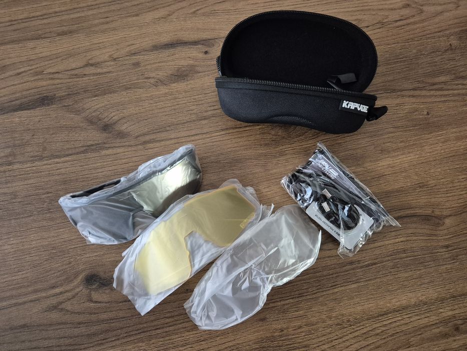 Conjunto de óculos de sol da marca KAPVOE