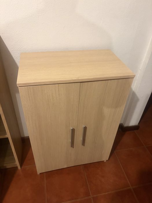 Armario com 4 prateleiras