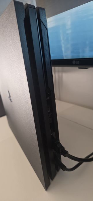 PS4 pro 1Tb como nova + 2 comandos + 3 jogos