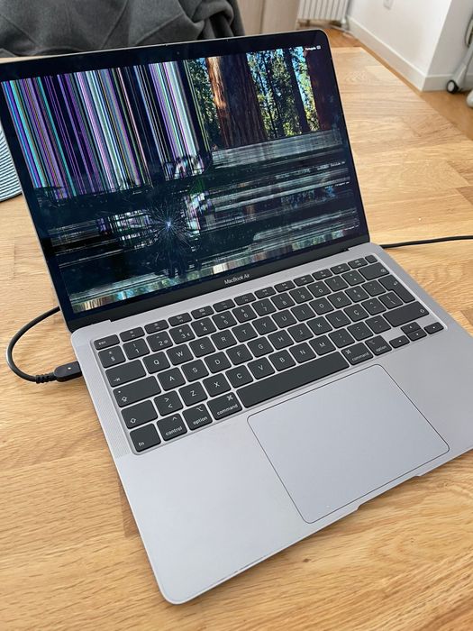 MacBook Air 13” 2020 i5 8GB – Ecrã Partido – Funciona (para reparação)