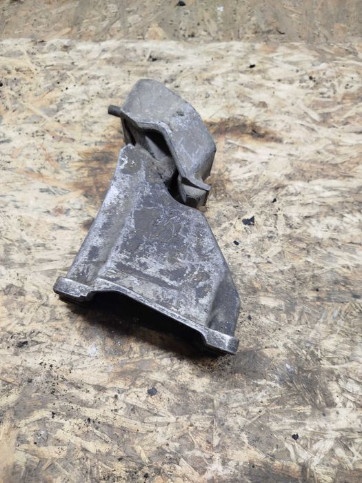 Кронштейн КПП лівий Ауді 4A0399113F Audi A6 C4