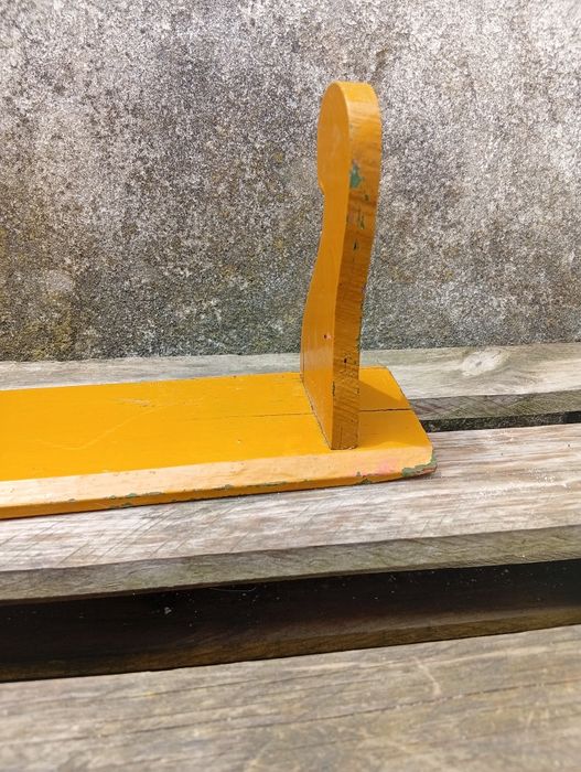 Cabide antigo em madeira, em amarelo mostarda,  com três ganchos