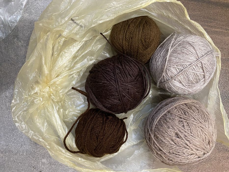 Продам нитки вязальные разные цвета, остатки