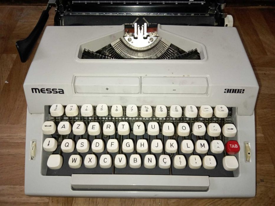 Máquina de escrever antiga marca Messa