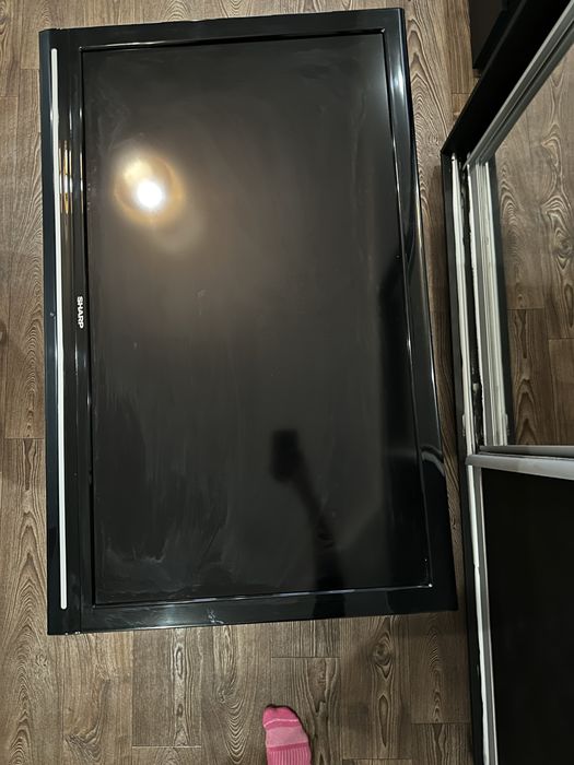 Телевізор Sharp.