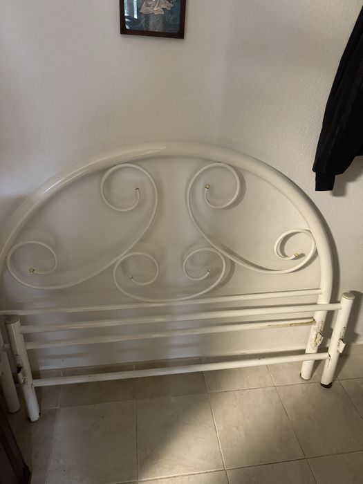 Cama de casal em bom estado