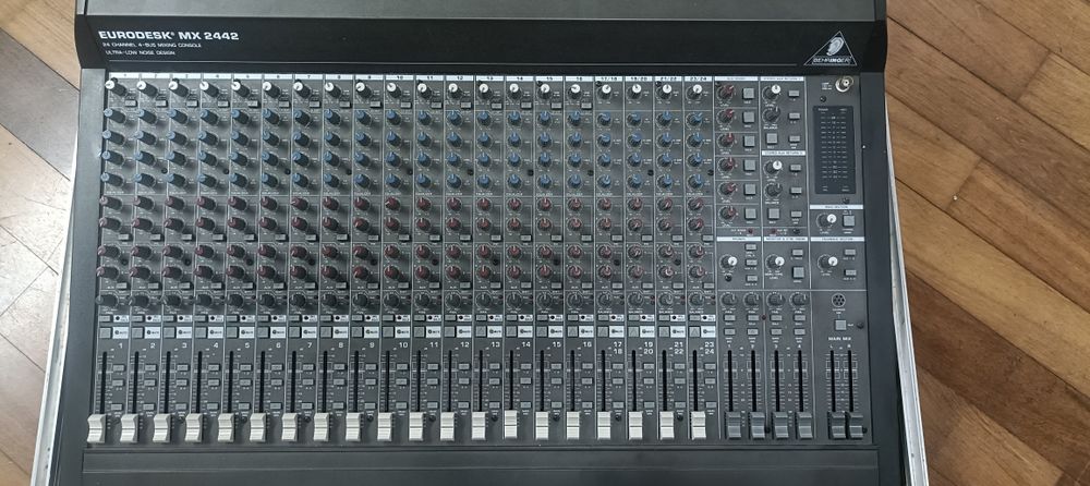 Mesa mistura 24 canais com case.