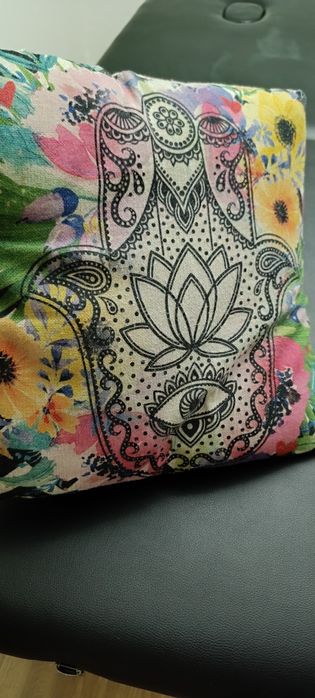 Almofada decorativa, usada. Não tem fecho de abertura