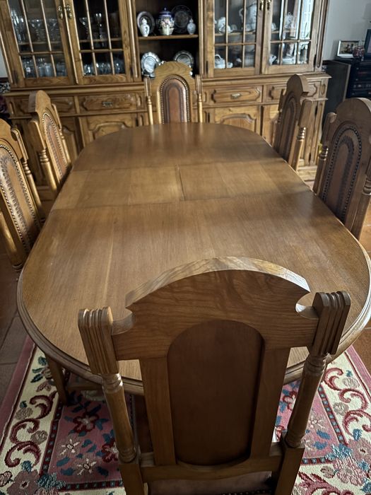 Mesa se jantar em castanho/ 8 cadeiras