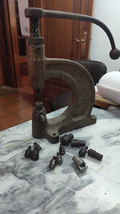 Balancim Manual / Máquina de Aplicar Rebites e Ilhós com Matrizes