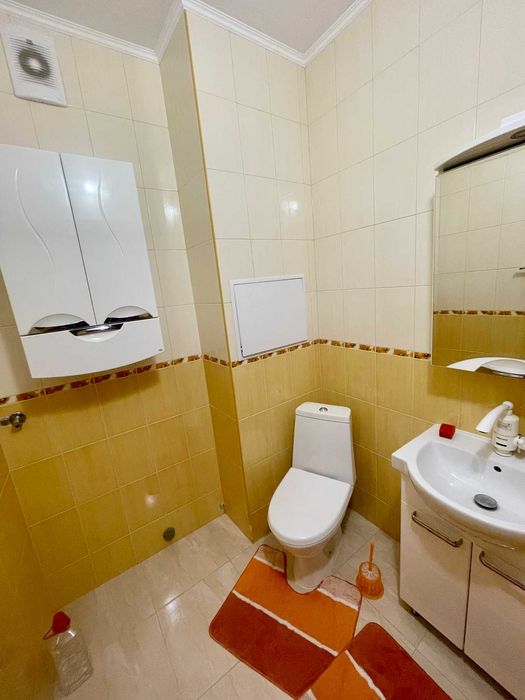 Продам великогабаритну трикімнатну квартиру. Центр. Закритий двір .