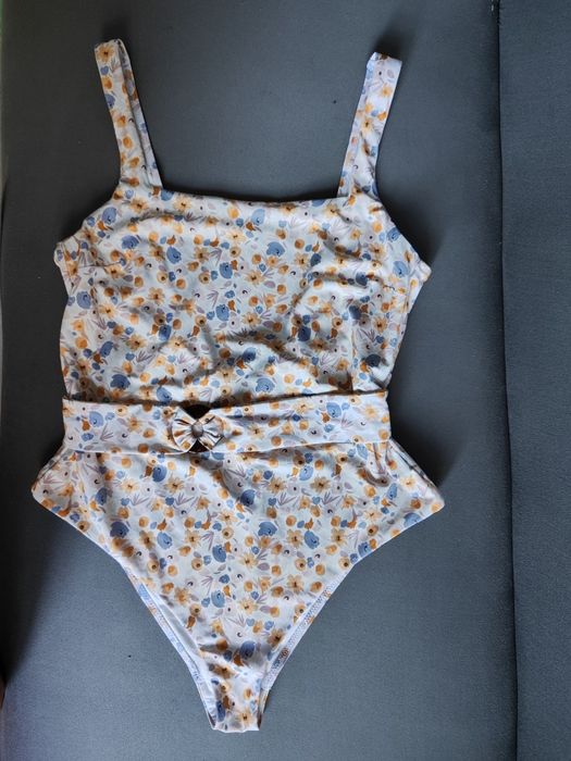 Strój kąpielowy jednoczęściowy w kwiatuszki wycięte plecy pasek szerok