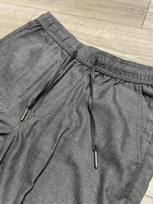 Штани slim-fit.            .