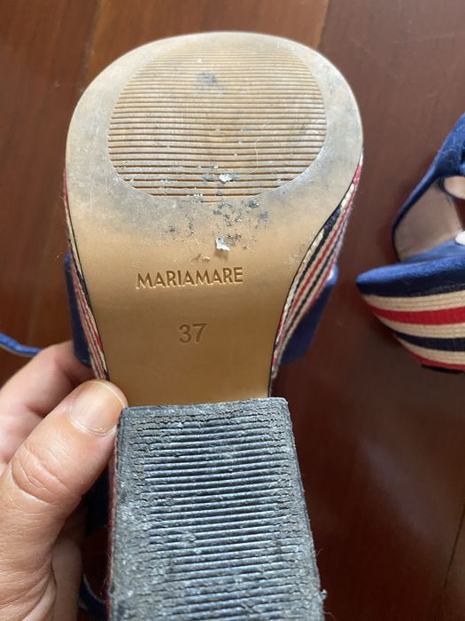 Sapato de salto compensado