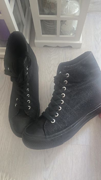 Mieniące czarne trampki