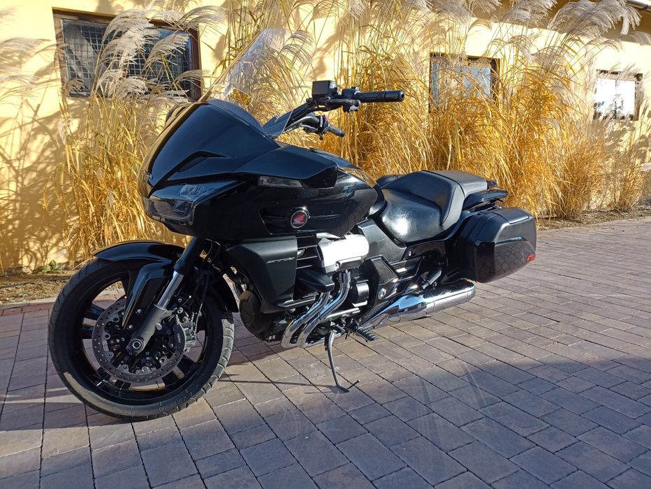 Honda CTX 1300 deluxe,  ABS, kontrola trakcji, radio.