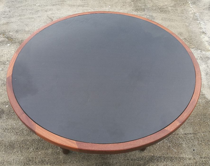 Mesa de sala em mogno c\tampo em vidro