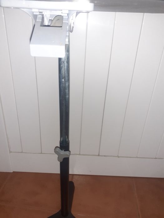 Mesa de apoio dá para baixas ou reclinar usada