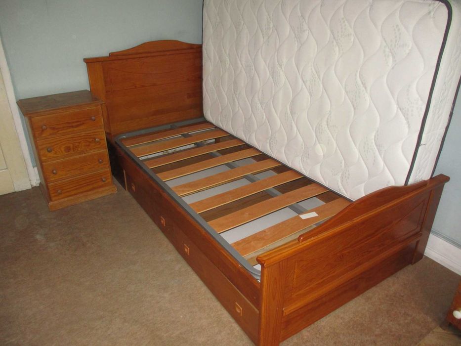 Conjunto de Quarto Solteiro em Pinho Mel com Colchão Bestbed