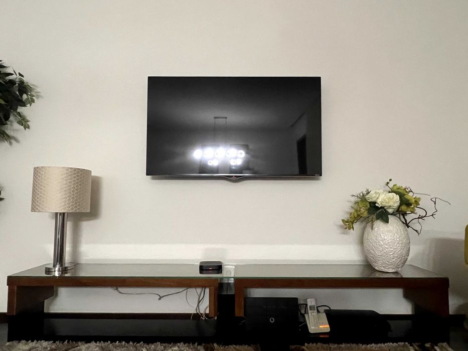 Mesa de televisão e mesa de centro em madeira cerejeira e mogno