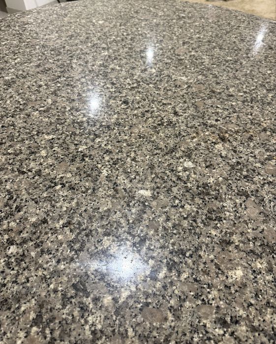 Mesa Redonda em Granito e Madeira Maciça