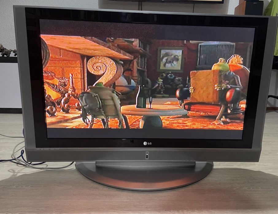 Плазмовий телевізор LG 42 дюймів з вбудованим жорстким диском на 80 Gb