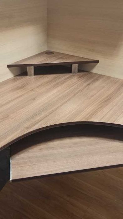 Кутовий стіл з полицями