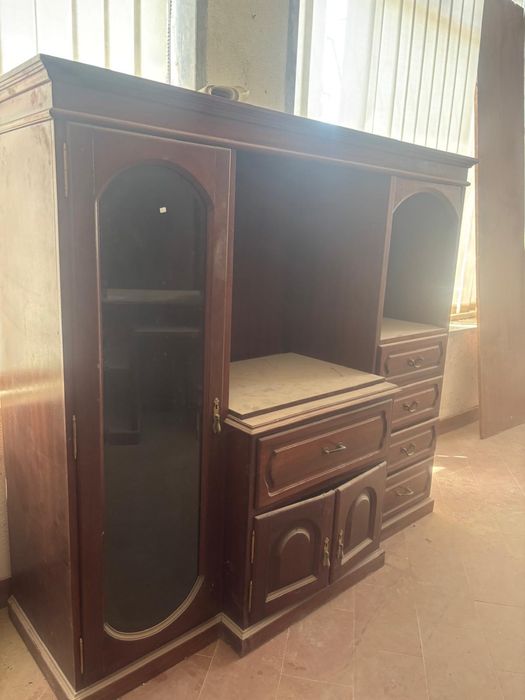 Vendo  varios Moveis: sala (mesa e cozinha), Roupeiros, escivaninhas, cadeiras etc