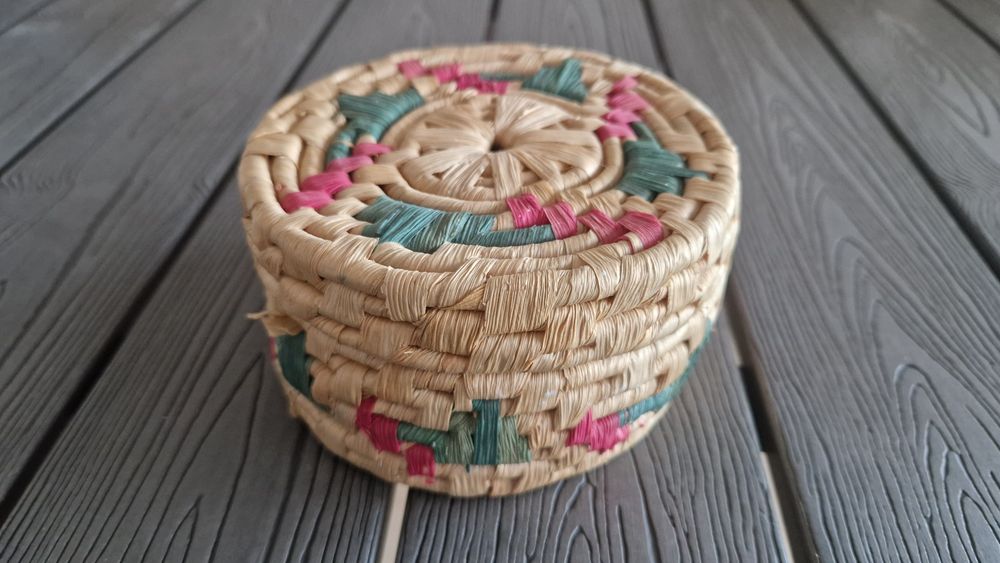 Caixa redonda de materiais naturais