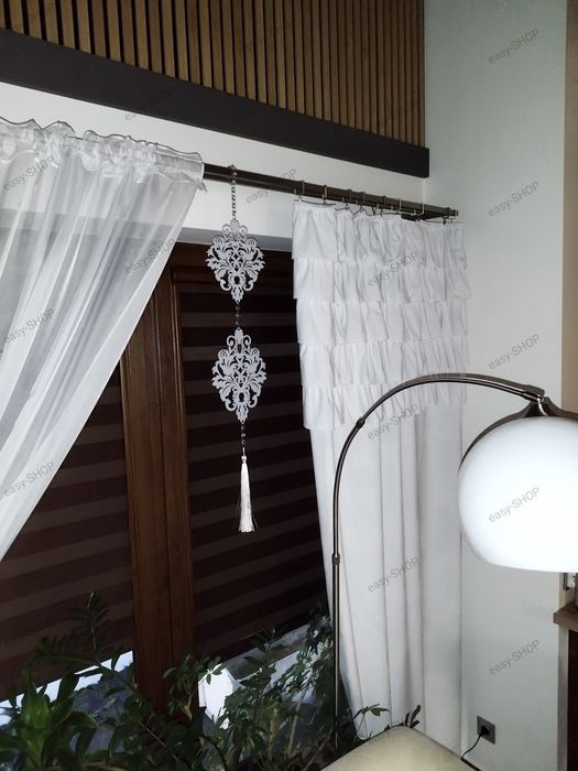 Zawieszka do okna girlanda ażurowa dekor biały