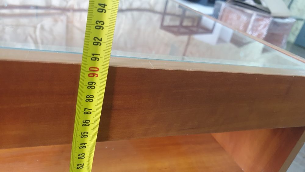 Большой качественный стол со стеклянной столешницей и шкафчиками