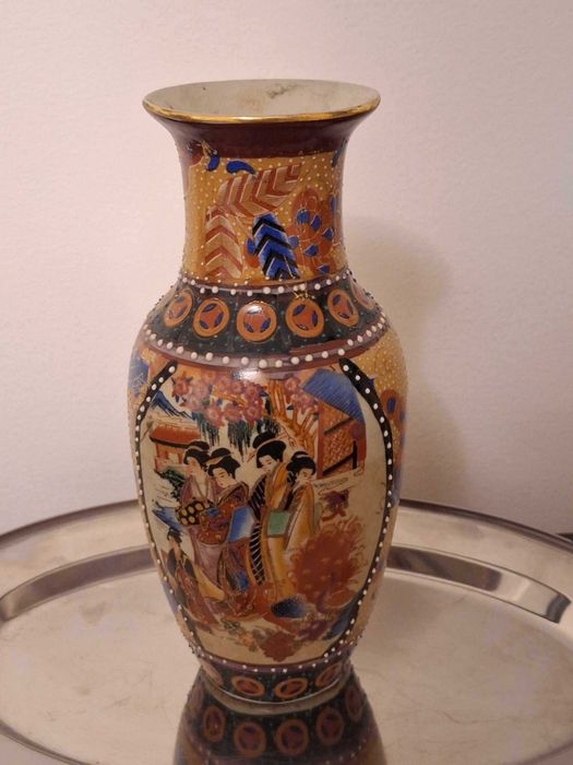 Wazon z motywem azjatyckim.