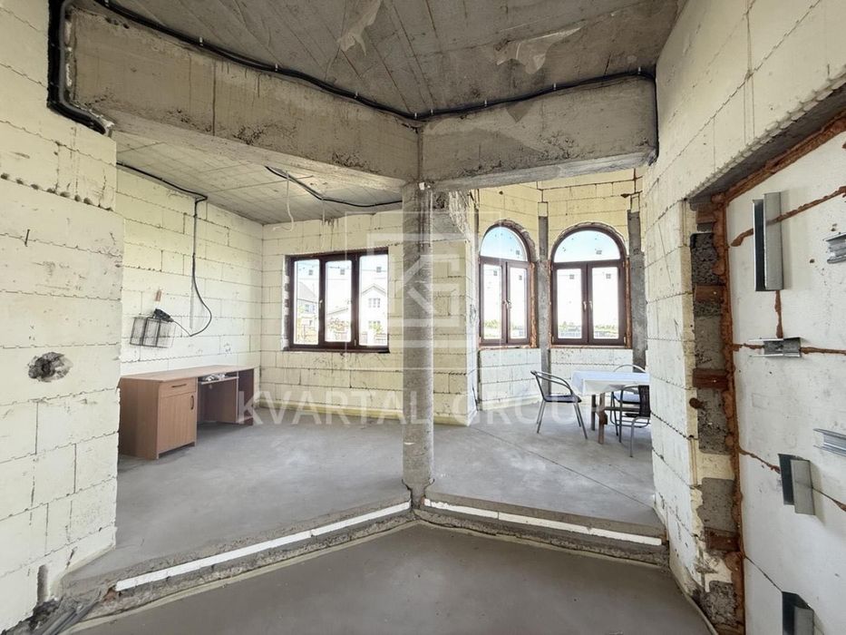 Продаж будинку 180 м² на 11 сотках з гаражем, підвалом 105 м² та укриттям в Блиставиці.