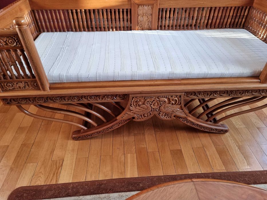 Zabytkowa sofa z drewna tekowego.