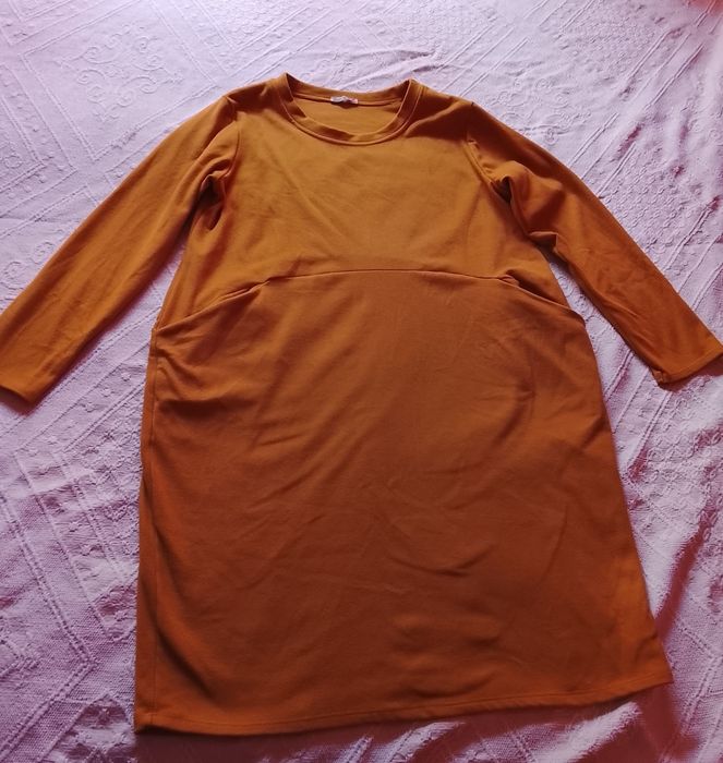 Vestido amarelo mostarda tamanho XL/XXL, dá até ao XXXL ,o vestido tem elastano,tem dois bolsos de lado.