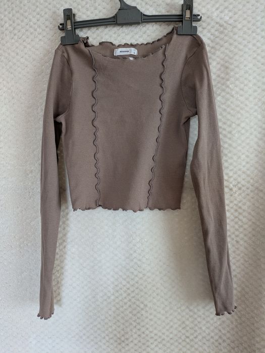 Crop top z długimi rękawami. Reserved. Rozmiar XS.