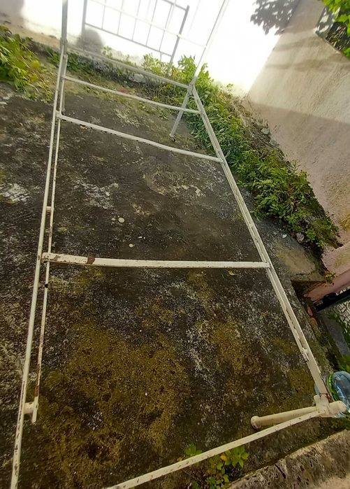 Cama de ferro antiga, de solteiro, desmontável. Estrado incluído.