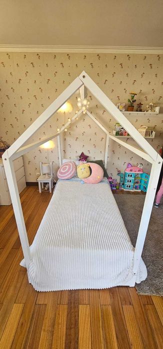 Cama de menina até aos 6/8 anos de idade.