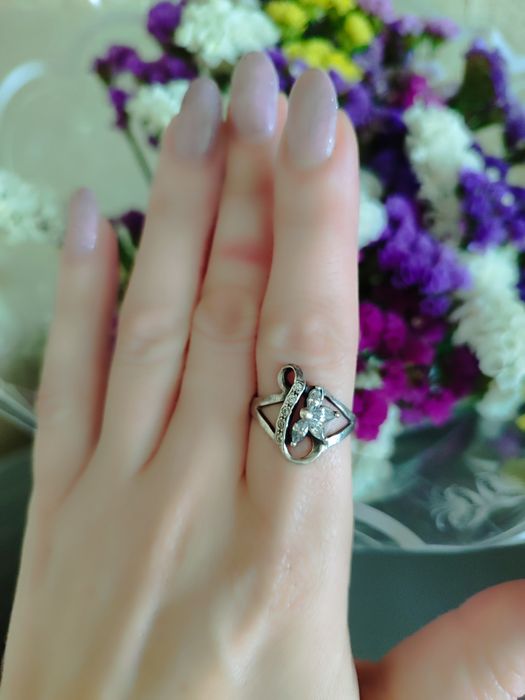 Гарненька срібна каблучка