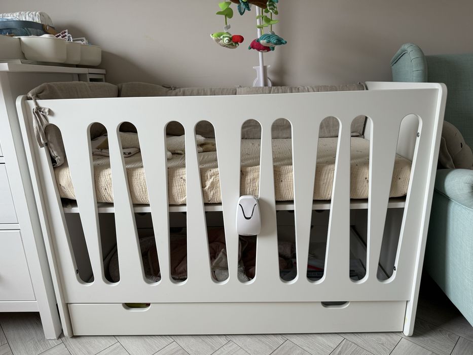 Łóżeczko Pinio Moon 120x60 z szufladą i materacem Hilding