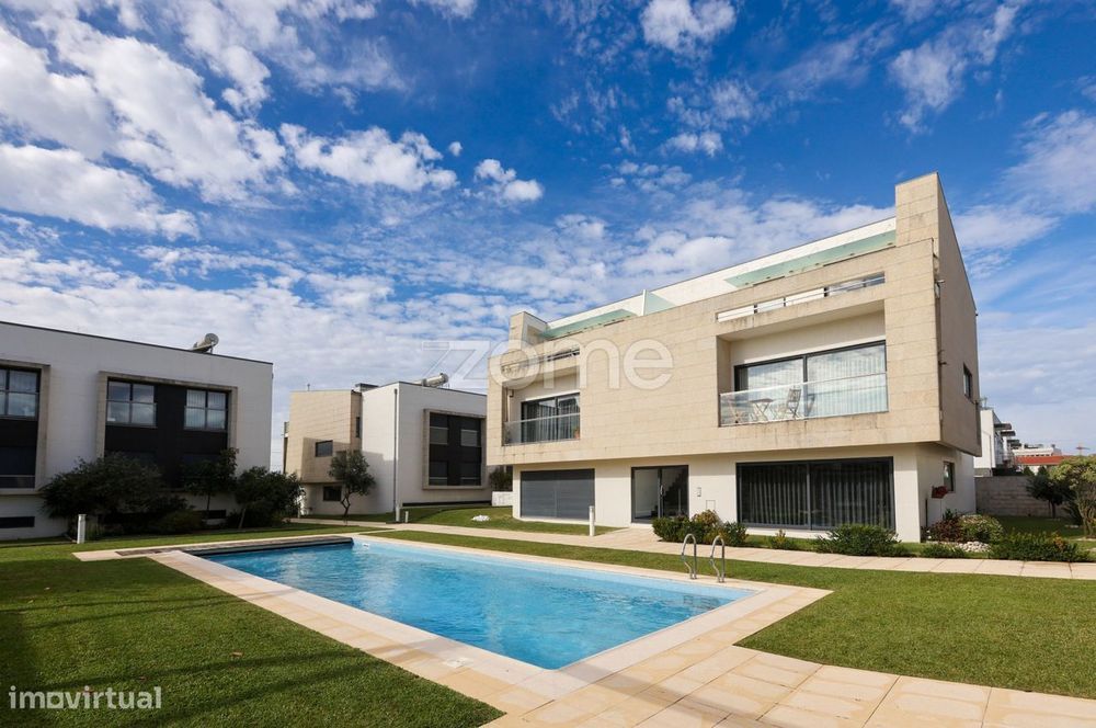 Apartamento T2+1 Duplex em Cond. Fechado com Piscina Cepães, Espose...