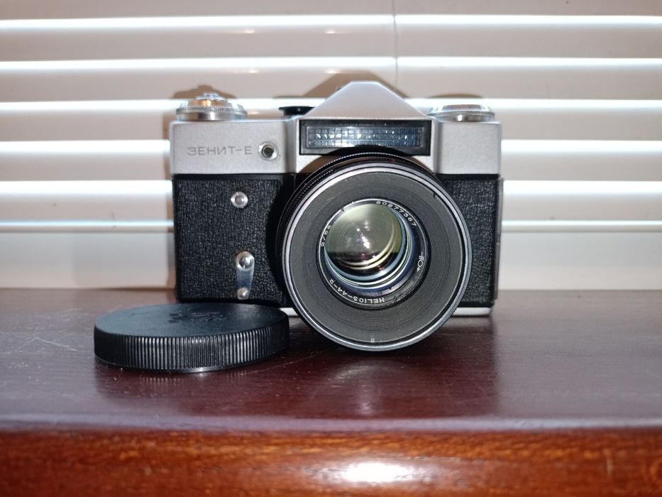 Фотоапарат Зеніт-Е (Zenit-E) з об'єктивом Helios 44-2 + Спалах Луч-70