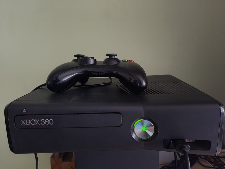 Konsola Xbox 360 dysk 250 GB.