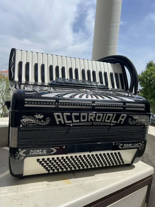 Accordiola à 4a voz Como NOVO– Acordeão Italiano | Excelente Estado com mala e acessórios novos 
Vendo acordeão Accordiola Piano IV Grand Luxe, fabric