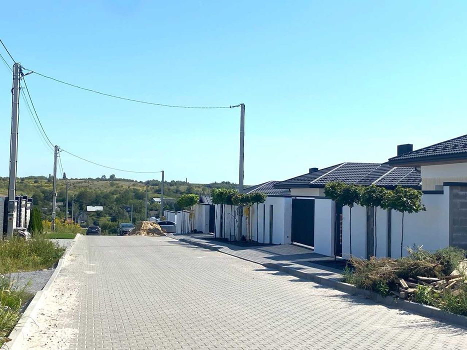 Будинок в престижному районі з гаражем Бармаки