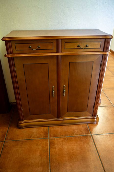 Vende-se sapateiras para corredor em madeira de cerejeira.