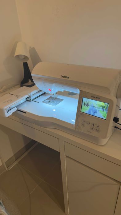 máquina de bordar Brother innov-is NV880E